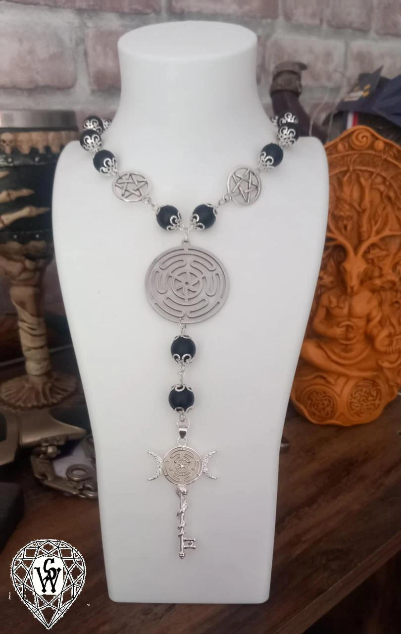 Collier roue d'Hécate & clé ornés de perles d'Onyx